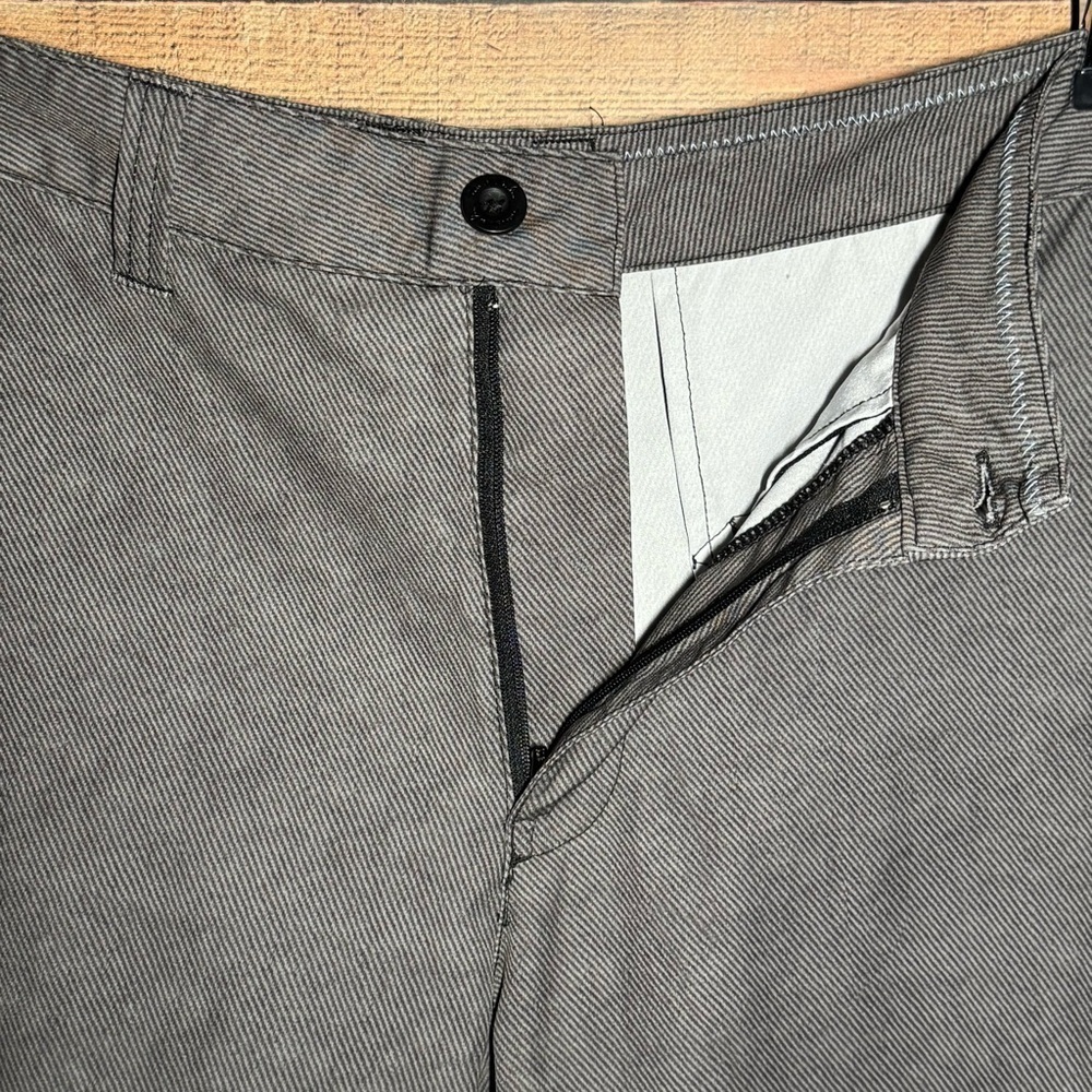 Travis Mathew Men's 11” Inseam Gray Shorts size 32 Golf Athleisure - Picture 4 of 7